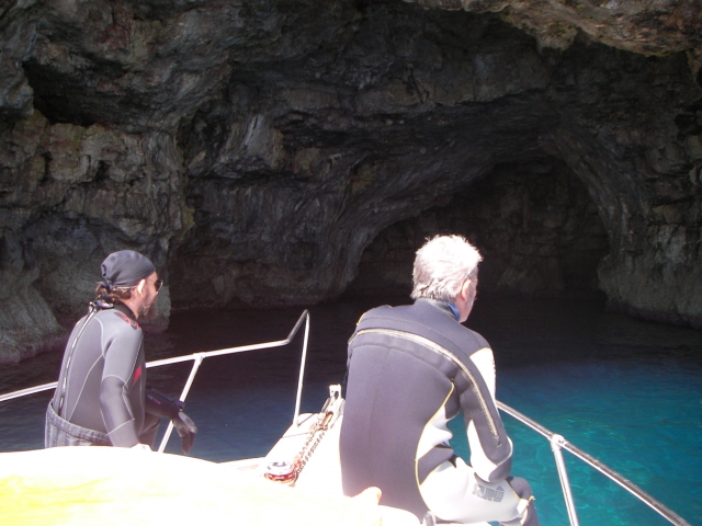 En barco hasta la cueva